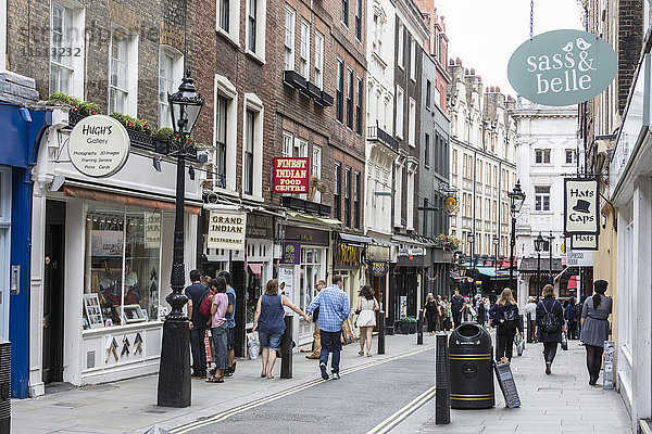 Menschen strömen in die Einkaufsstraßen von Covent Garden  London  England  Vereinigtes Königreich  Europa