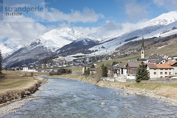 Der Fluss Inn umrahmt das Alpendorf Zuoz  umgeben von schneebedeckten Gipfeln  Maloja  Kanton Graubünden  Engadin  Schweizer Alpen  Schweiz  Europa