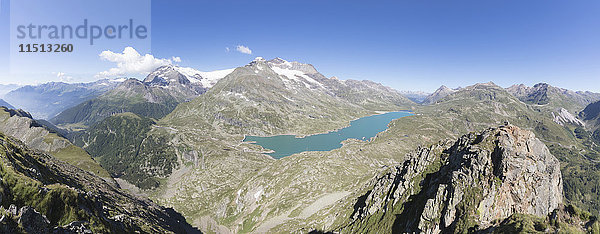 Panorama des blauen Lago Bianco umgeben von hohen Gipfeln  Berninapass  Kanton Graubünden  Engadin  Schweizer Alpen  Schweiz  Europa