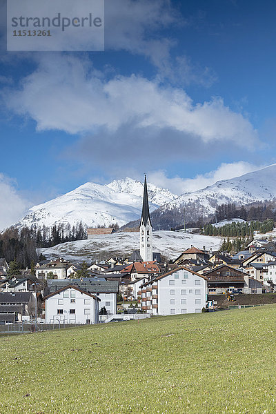 Blick auf das Alpendorf Zuoz  umgeben von verschneiten Gipfeln im Frühling  Maloja  Kanton Graubünden  Engadin  Schweizer Alpen  Schweiz  Europa