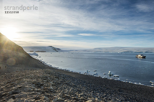 Eisbrecher vor Anker auf der Paulet-Insel  Antarktis  Polarregionen