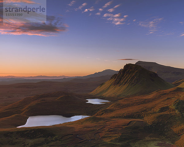 Blick nach Süden entlang der Halbinsel Trotternish nach Cleat  während die Sonne über die Landschaft auf der Isle of Skye  Innere Hebriden  Schottland  Vereinigtes Königreich  Europa  streicht