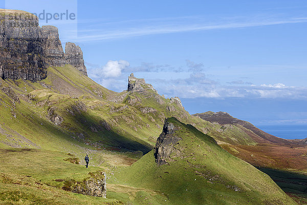 Blick über den Quirang auf dem Trotternish-Kamm und weiter zur Isle of Harris in den schottischen Highlands  Isle of Skye  Innere Hebriden  Schottland  Vereinigtes Königreich  Europa