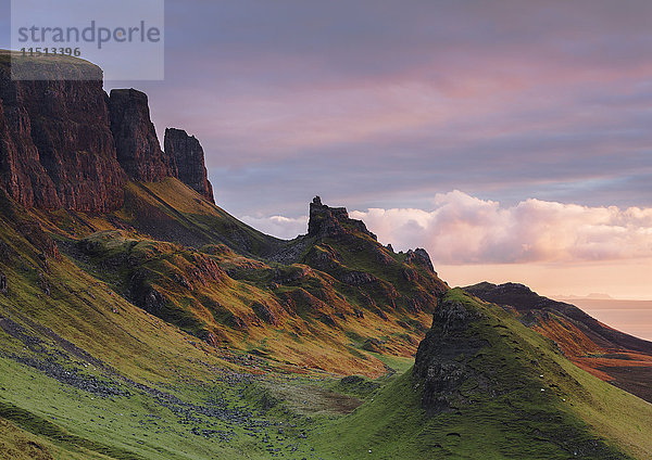 Das Licht der Morgendämmerung fällt auf den Quiraing auf der Halbinsel Trotternish auf der Isle of Skye  Innere Hebriden  Schottland  Vereinigtes Königreich  Europa