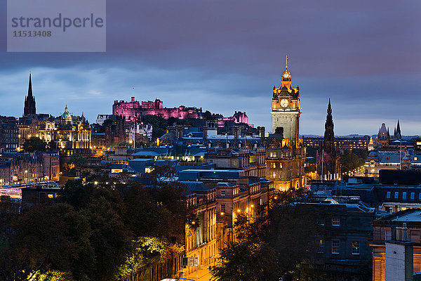 Edinburgh Burg und die Stadt Gebäude in der Dämmerung beleuchtet  Edinburgh  Lothian  Schottland  Vereinigtes Königreich  Europa
