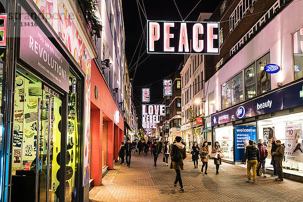 Alternative festliche Weihnachtsbeleuchtung in der Carnaby Street  Soho  London  England  Vereinigtes Königreich  Europa