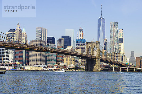Brooklyn Bridge und Skyline von Manhattan  New York City  Vereinigte Staaten von Amerika  Nordamerika