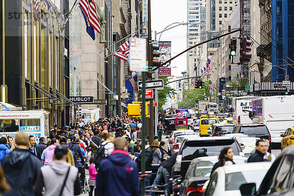 Menschenmassen auf der 5th Avenue  Manhattan  New York City  Vereinigte Staaten von Amerika  Nordamerika