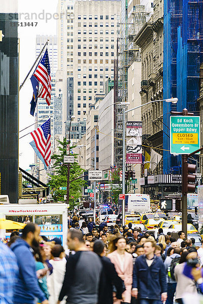 Menschenmassen auf der 5th Avenue  Manhattan  New York City  Vereinigte Staaten von Amerika  Nordamerika