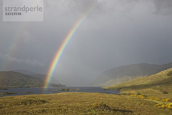 Regenbogen über dem Glenveagh-Nationalpark  Grafschaft Donegal  Ulster  Republik Irland  Europa