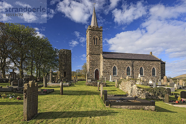 Kirche und Rundturm  Fermoy  County Antrim  Ulster  Nordirland  Vereinigtes Königreich  Europa