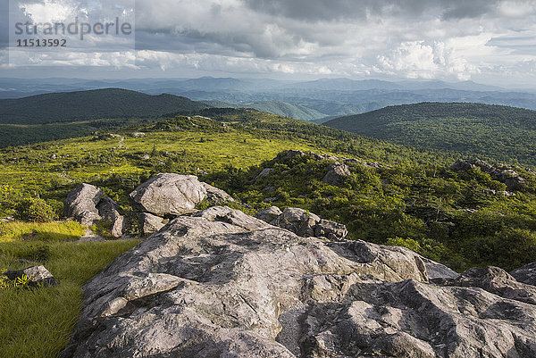 Blick auf die Appalachen von den Grayson Highlands  Virginia  Vereinigte Staaten von Amerika  Nord-Amerika