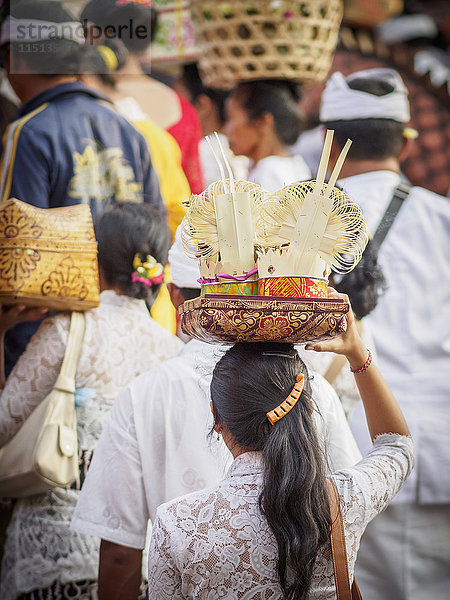 Frauen tragen Opfergaben für den Tempel auf dem Kopf  Pemuteran  Bali  Indonesien  Südostasien  Asien