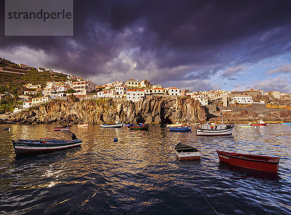 Blick auf den Fischereihafen in Camara de Lobos  Madeira  Portugal  Atlantik  Europa