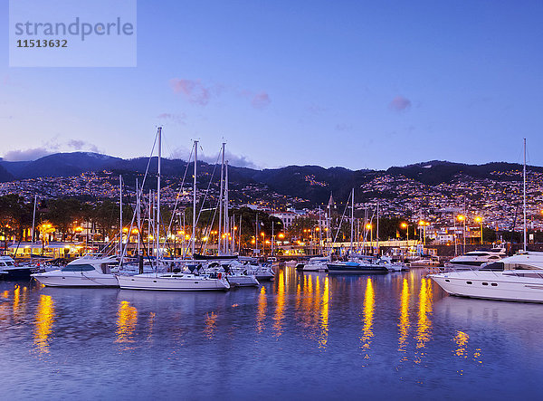 Blick auf den Yachthafen von Funchal in der Dämmerung  Funchal  Madeira  Portugal  Atlantik  Europa