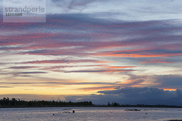 Rosa Wolken über der Mündung des Wairau River in der Abenddämmerung  Wairau Bar  nahe Blenheim  Marlborough  Südinsel  Neuseeland  Pazifik