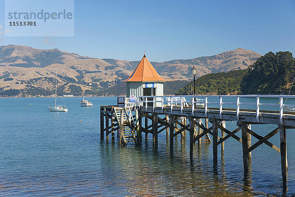 Daly's Wharf  eine historische Anlegestelle mit Blick auf den Hafen von Akaroa  Akaroa  Banks Peninsula  Canterbury  Südinsel  Neuseeland  Pazifik