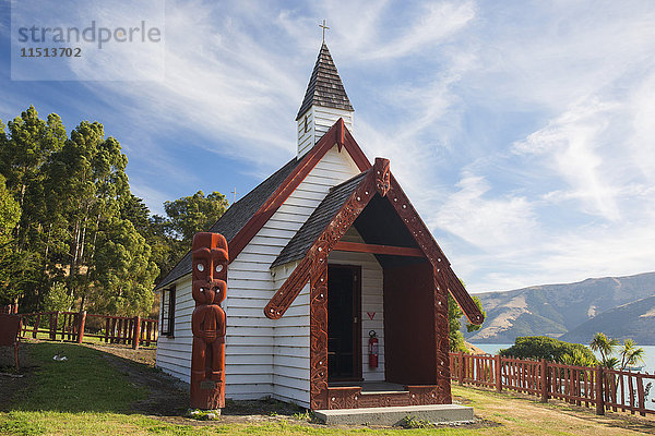 Historische Maori-Kirche am Hang oberhalb des Hafens von Akaroa  Onuku  in der Nähe von Akaroa  Banks Peninsula  Canterbury  Südinsel  Neuseeland  Pazifik