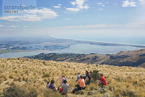 Gruppe junger Leute bei einem Picknick in den Port Hills  Christchurch  Canterbury  Südinsel  Neuseeland  Pazifik