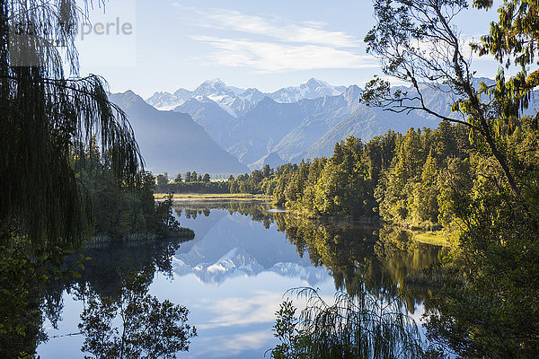 Mount Tasman und Aoraki (Mount Cook) spiegeln sich im Lake Matheson  Westland Tai Poutini National Park  UNESCO-Weltkulturerbe  Westküste  Südinsel  Neuseeland  Pazifik