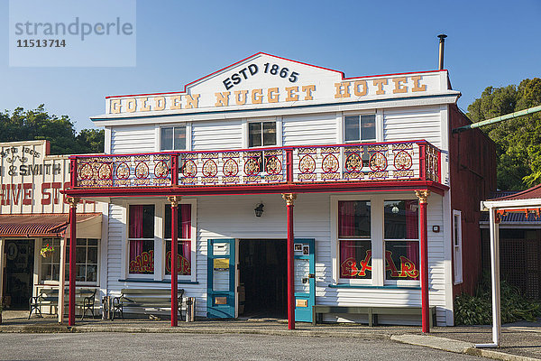 Historisches Gebäude  das an die Vergangenheit des Goldbergbaus an der Westküste erinnert  Shantytown  Greymouth  Bezirk Grey  Westküste  Südinsel  Neuseeland  Pazifik