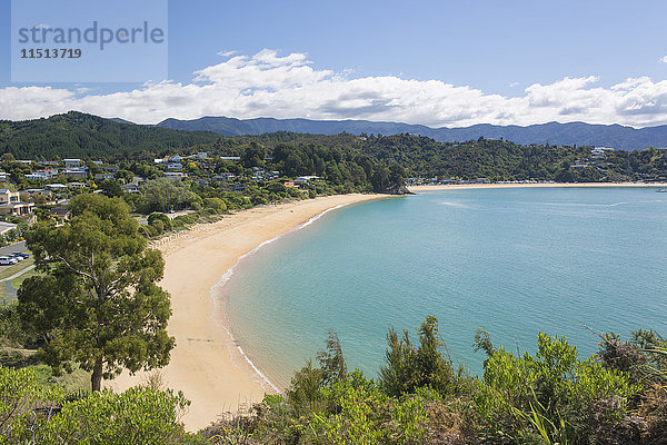 Blick vom Hang über den Sandstrand von Little Kaiteriteri  Kaiteriteri  Tasman  Südinsel  Neuseeland  Pazifik