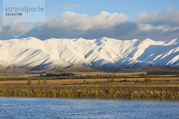 Die in Herbstschnee gehüllte Ben Ohau Range  im Vordergrund der Pukaki-Kanal  Twizel  Bezirk Mackenzie  Canterbury  Südinsel  Neuseeland  Pazifik