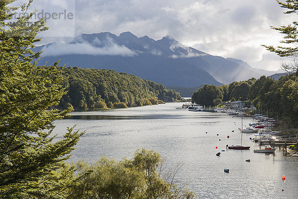 Blick über Pearl Harbour am Lake Manapouri  Manapouri  Fiordland National Park  UNESCO Weltkulturerbe  Southland  Südinsel  Neuseeland  Pazifik