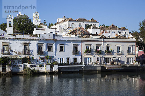 Historische Gebäude entlang des Flusses Gilao  Tavira  Alagarve  Portugal  Europa