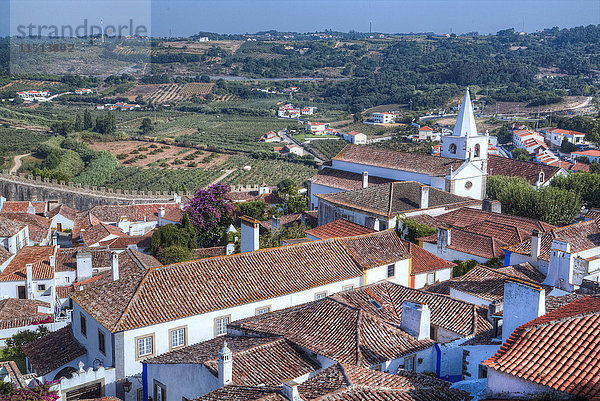 Stadtübersicht mit Igreja de Santa Maria im Hintergrund  Obidos  Portugal  Europa