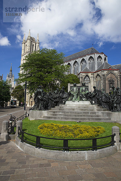 Hubertus- und Jan-van-Eyck-Denkmal vor der St.-Bavo-Kathedrale  Stadtzentrum  Gent  Westflandern  Belgien  Europa
