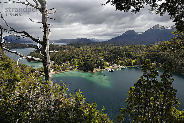 Blick auf den Lago Nahuel Huapi vom Mirador Bahia Mansa  Parque Nacional Los Arrayanes  Villa La Angostura  Seengebiet  Argentinien  Südamerika