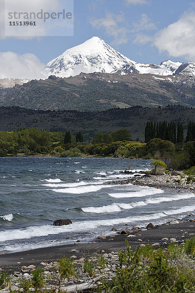 Vulkan Lanin und Lago Huechulafquen  Lanin-Nationalpark  in der Nähe von Junin de los Andes  Seengebiet  Argentinien  Südamerika