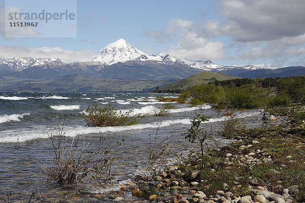 Vulkan Lanin und Lago Huechulafquen  Lanin-Nationalpark  in der Nähe von Junin de los Andes  Seengebiet  Argentinien  Südamerika