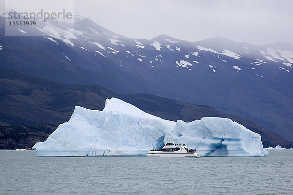 Touristenboot und Eisberg in der Nähe des Upsala-Gletschers am Lago Argentino  El Calafate  Parque Nacional Los Glaciares  UNESCO-Welterbe  Patagonien  Argentinien  Südamerika