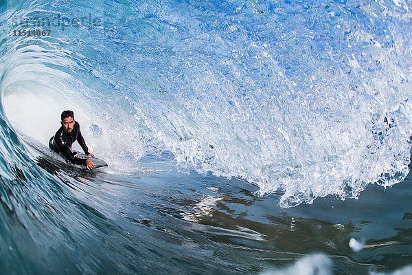 Mann surft im Meer  Encinitas  Kalifornien  USA