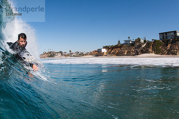 Mann surft im Meer  Encinitas  Kalifornien  USA