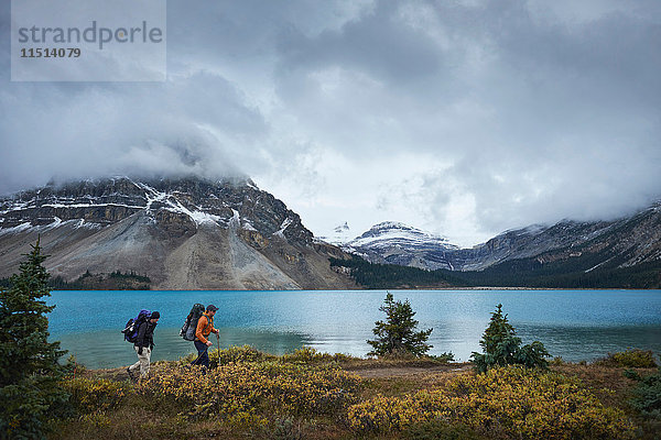 Wanderer  die an Seen und schneebedeckten Bergen wandern  Banff  Alberta  Kanada