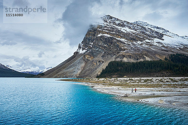 Wanderer  die an Seen und schneebedeckten Bergen wandern  Banff  Alberta  Kanada