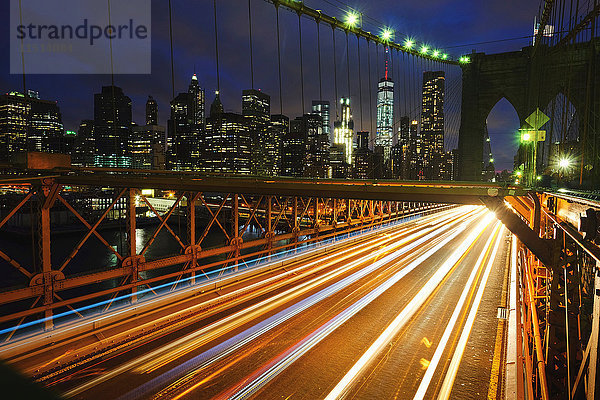 Lichtspuren auf der Brooklyn Bridge  New York  USA