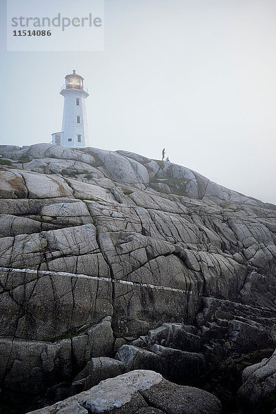 Ehepaar auf Felsen beim Leuchtturm  Peggy's Cove  Neuschottland  Kanada