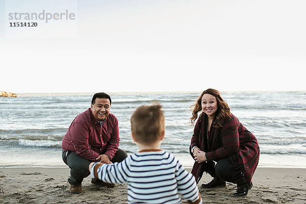 Familie am Strand mit einem kleinen Jungen
