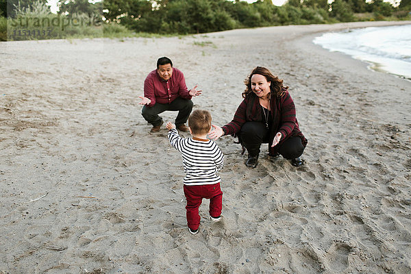 Familie am Strand mit einem kleinen Jungen