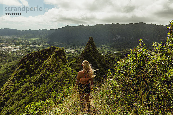 Rückansicht einer Frau auf einem grasbewachsenen Berg  Oahu  Hawaii  USA