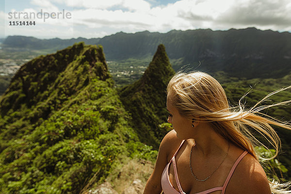 Frau auf grasbedecktem Berg  Oahu  Hawaii  USA