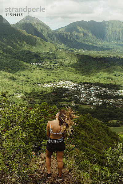 Rückansicht einer Frau auf einem grasbewachsenen Berg  Oahu  Hawaii  USA