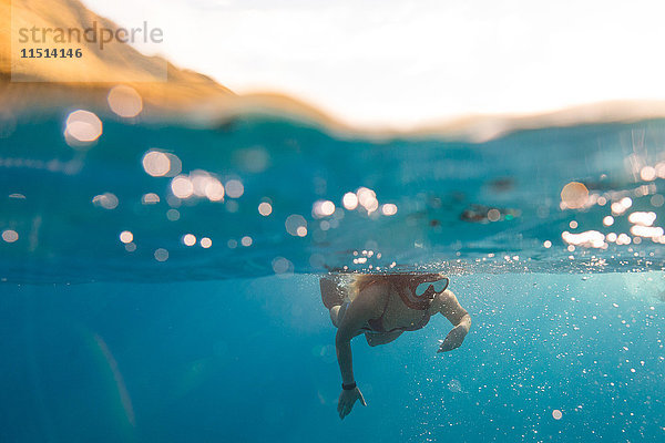 Frau schwimmt unter Wasser  Oahu  Hawaii  USA