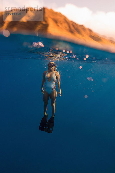 Frau mit Flossen schwimmt unter Wasser  Oahu  Hawaii  USA