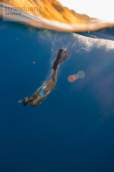 Frau mit Flossen schwimmt unter Wasser  Oahu  Hawaii  USA