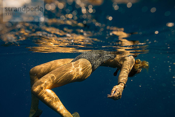 Unterwasseransicht einer schwimmenden Frau  Oahu  Hawaii  USA